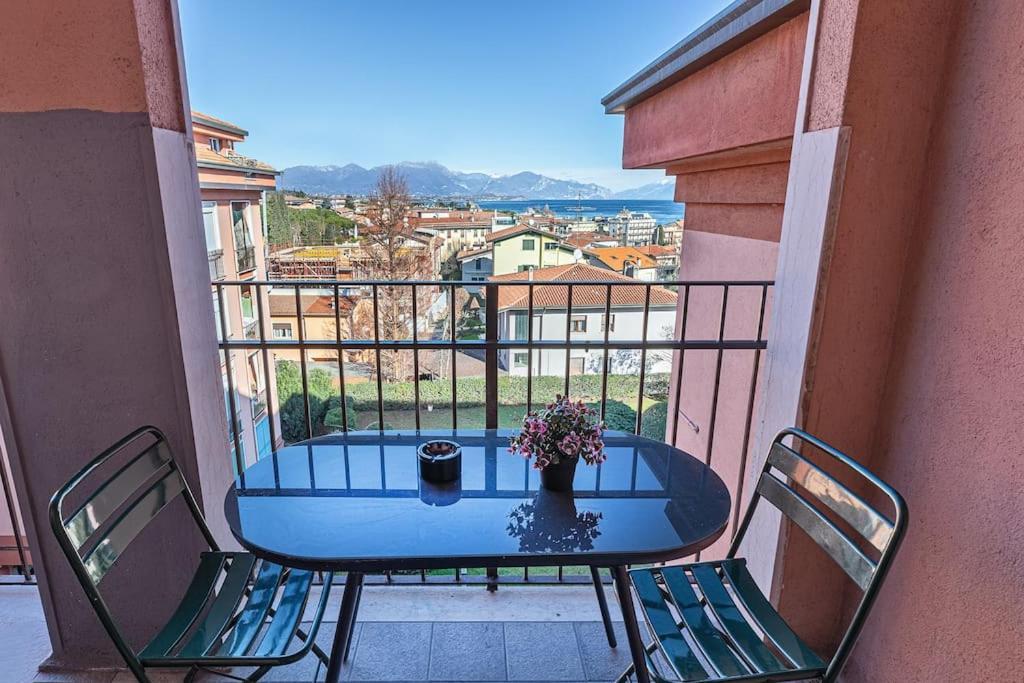 Garda Lake View Apartment Desenzano del Garda Bagian luar foto