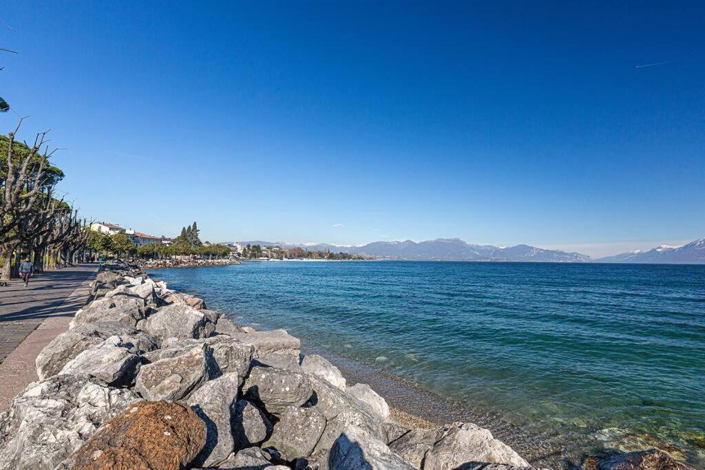 Garda Lake View Apartment Desenzano del Garda Bagian luar foto